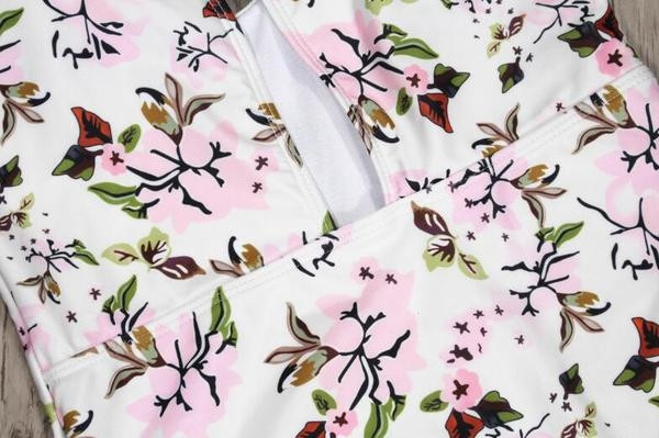 Costum de baie complet elegant, alb, cu imprimeu și decolteu adânc