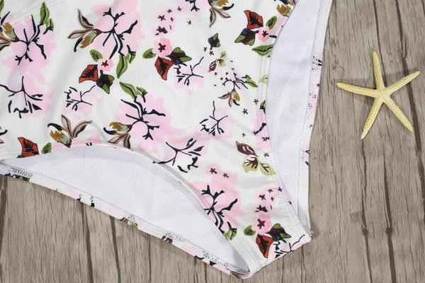 Costum de baie complet elegant, alb, cu imprimeu și decolteu adânc