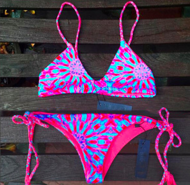 Costum de baie colorat din două piese de damă, cu imprimeu și cravate