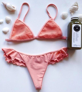 Costum de baie blând, simplu, de damă, cu volane și plasă din două piese