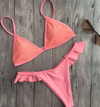 Costum de baie blând, simplu, de damă, cu volane și plasă din două piese