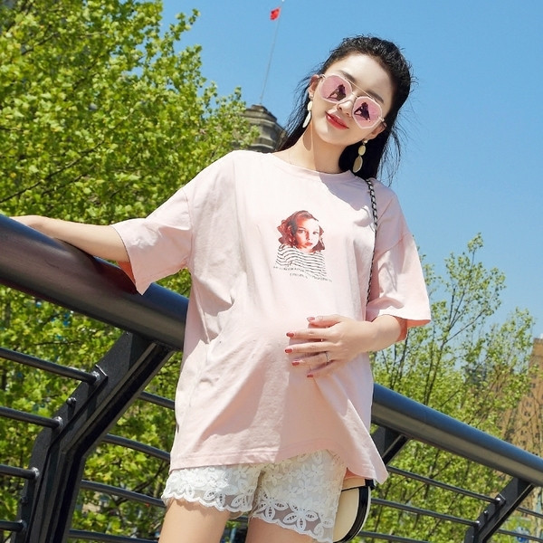 Pantaloni scurți plisați în alb