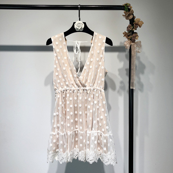 Rochie elegantă de damă, cu broderie și decolteu triunghiular adânc