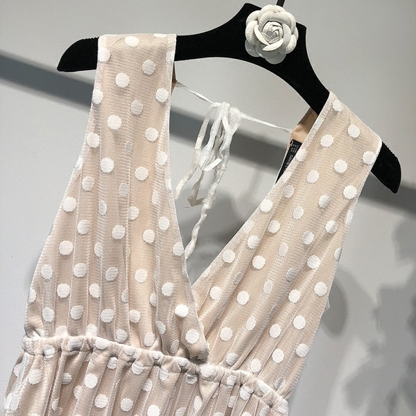 Rochie elegantă de damă, cu broderie și decolteu triunghiular adânc