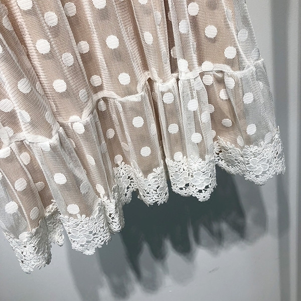 Rochie elegantă de damă, cu broderie și decolteu triunghiular adânc