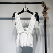 Maieu modern de damă de culoare albă, cu decolteu deschis și cravate