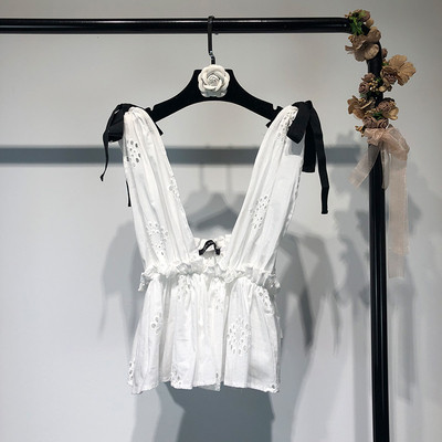 Maieu modern de damă de culoare albă, cu decolteu deschis și cravate