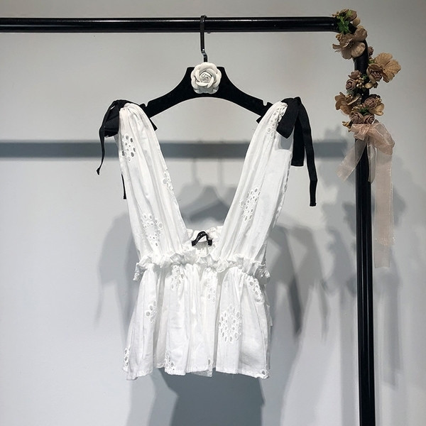 Maieu modern de damă de culoare albă, cu decolteu deschis și cravate