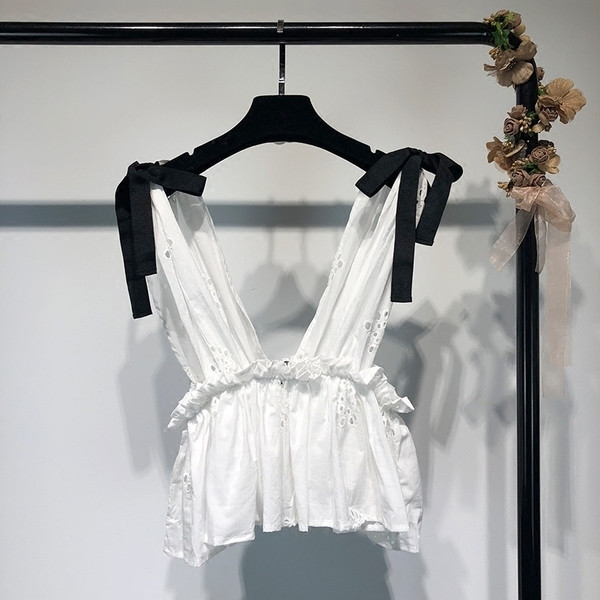 Maieu modern de damă de culoare albă, cu decolteu deschis și cravate