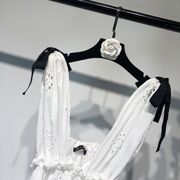 Maieu modern de damă de culoare albă, cu decolteu deschis și cravate