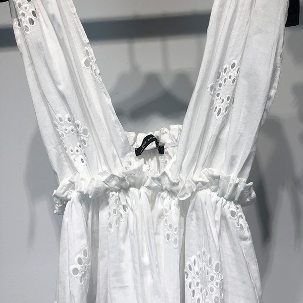 Maieu modern de damă de culoare albă, cu decolteu deschis și cravate