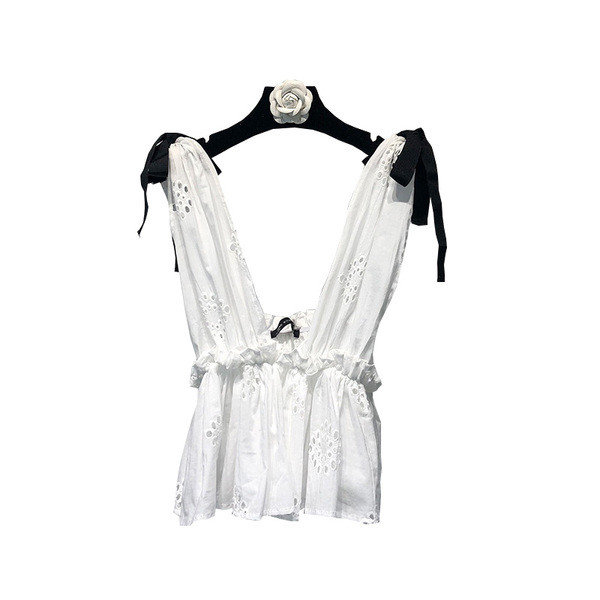 Maieu modern de damă de culoare albă, cu decolteu deschis și cravate