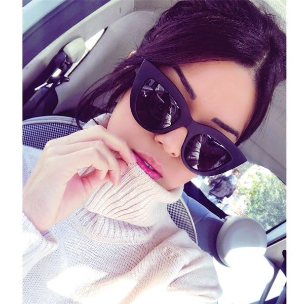 Ochelari moderni de damă în negru cu formă de ochi de pisică