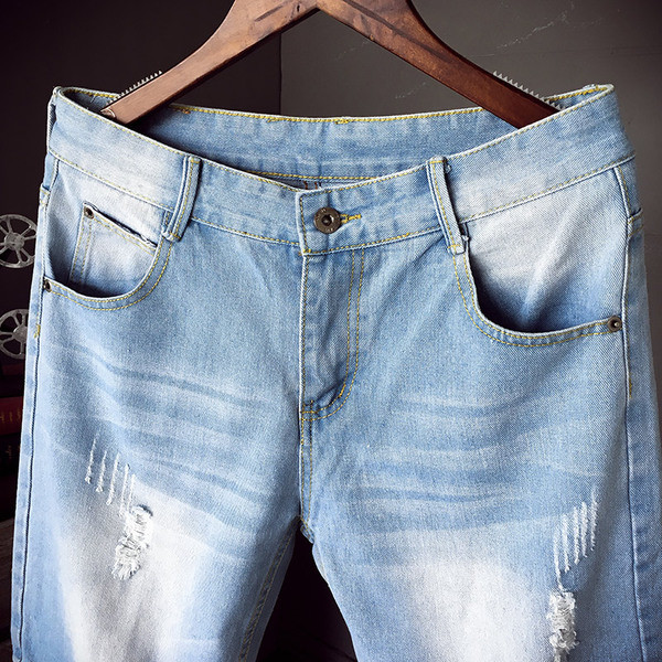 Blugi de bărbați cu motive rupte de culoare deschisă