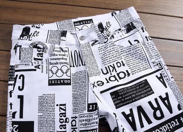 Blugi moderni pentru bărbați în alb cu inscripție