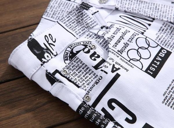 Blugi moderni pentru bărbați în alb cu inscripție