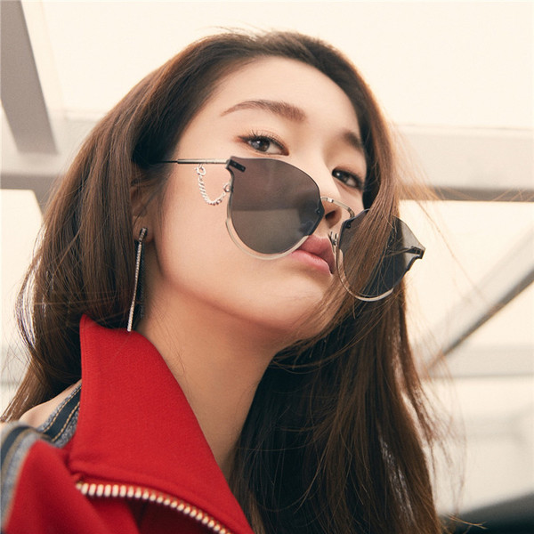 Ochelari moderni de dama cu lant in diferite culori