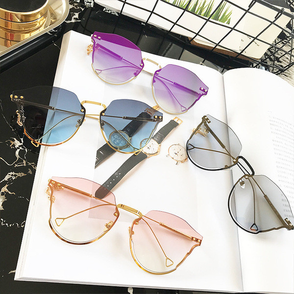 Ochelari moderni de dama cu lant in diferite culori