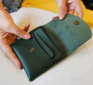 O poseta mica de dama din piele ecologica cu nasture in trei culori