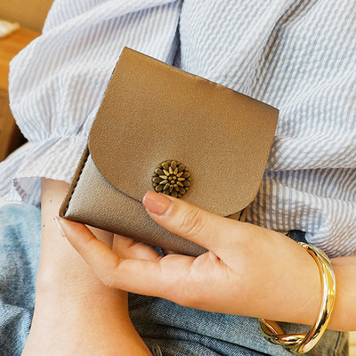 O poseta mica de dama din piele ecologica cu nasture in trei culori