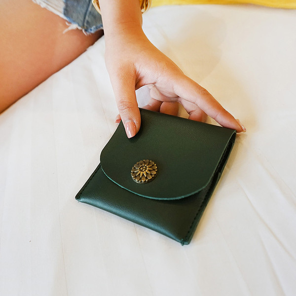 O poseta mica de dama din piele ecologica cu nasture in trei culori