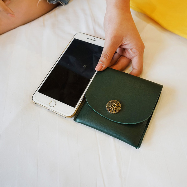 O poseta mica de dama din piele ecologica cu nasture in trei culori