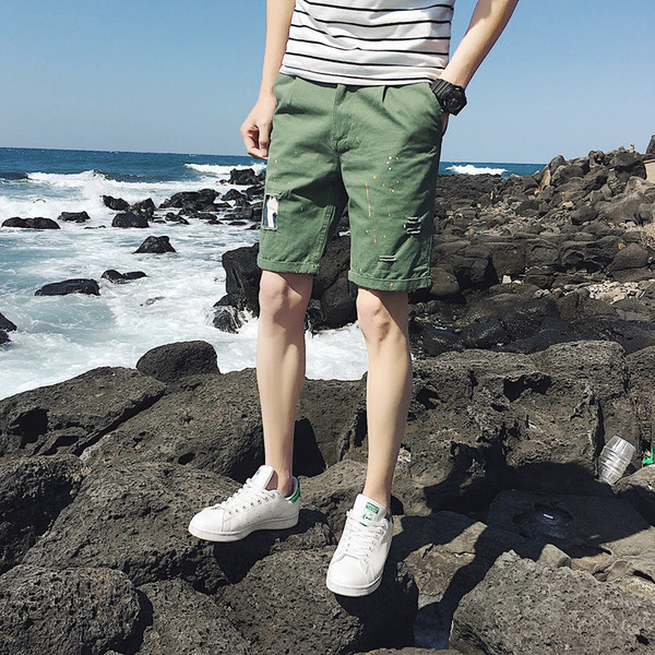 Blugi scurti de barbati rupti in mai multe culori