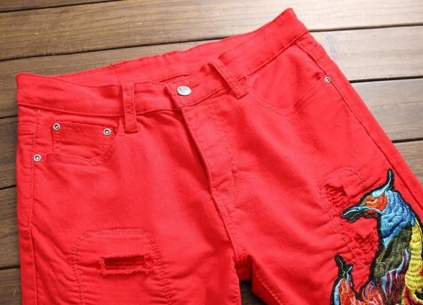 Blugi moderni pentru bărbați în roșu cu broderie colorată