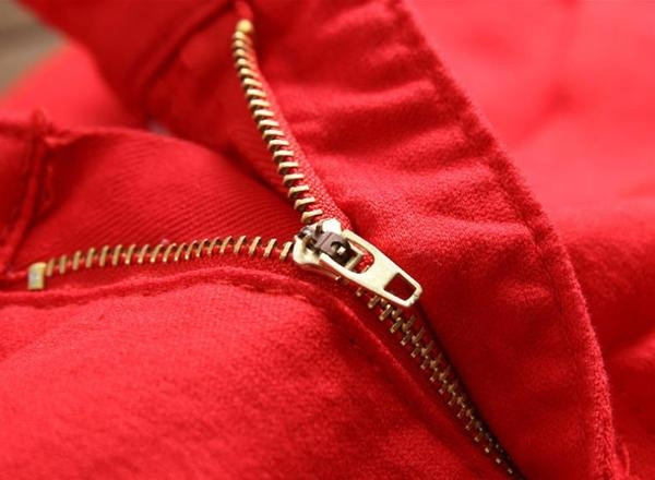 Blugi moderni pentru bărbați în roșu cu broderie colorată