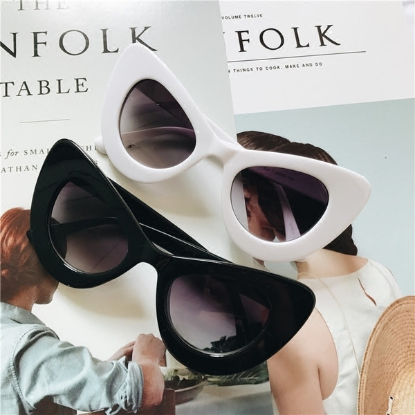 Ochelari de damă non-standard cu rame largi în roșu, roșu și alb