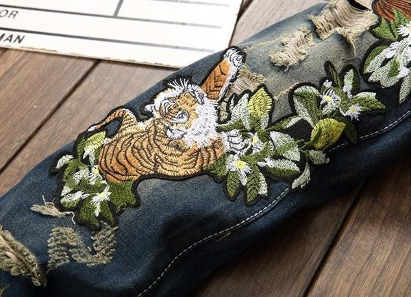 Blugi de bărbați de culoare închisă cu broderii și motive rupte