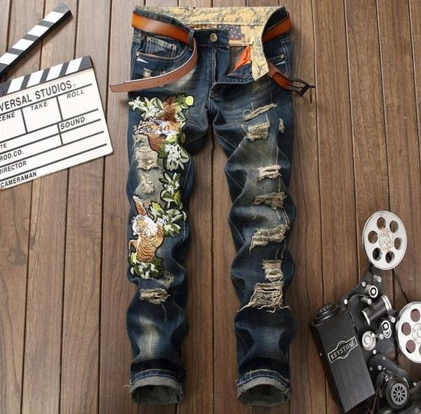 Blugi de bărbați de culoare închisă cu broderii și motive rupte