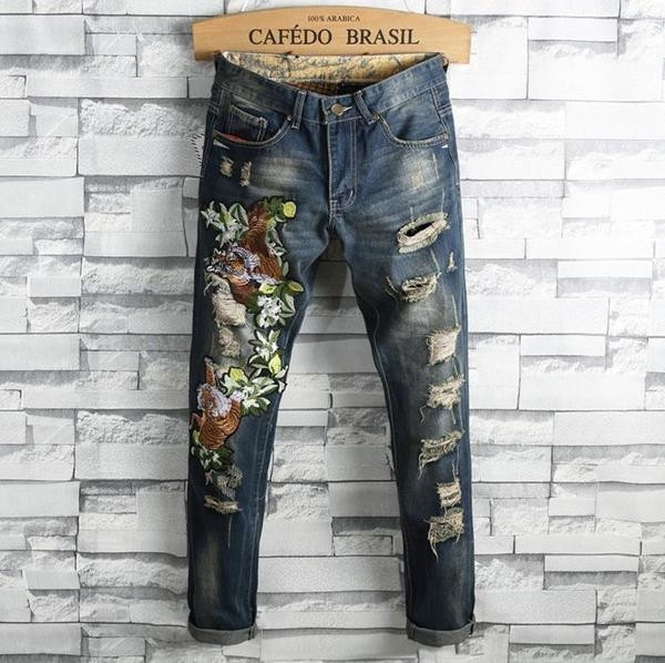 Blugi de bărbați de culoare închisă cu broderii și motive rupte
