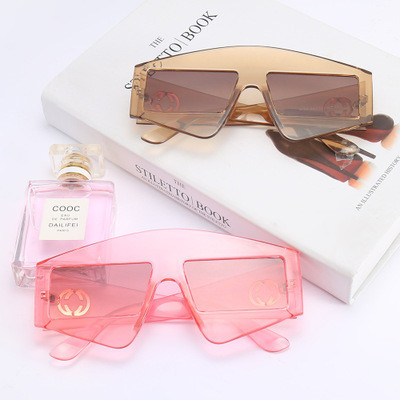 Un model interesant de ochelari de dama cu lentile transparente, in diferite culori