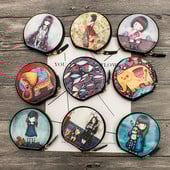 O poșetă mică de femei cu diverse desene animate