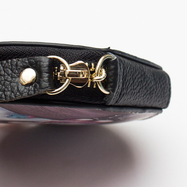 O poșetă mică de femei cu diverse desene animate