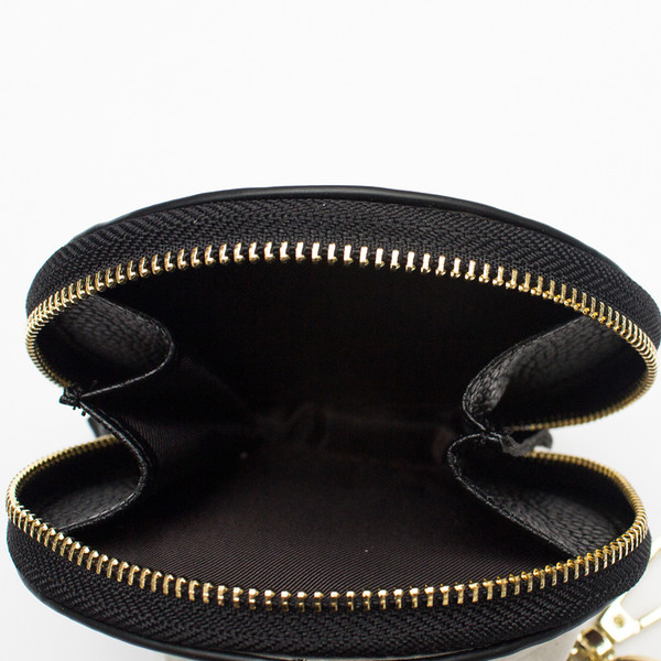 O poșetă mică de femei cu diverse desene animate