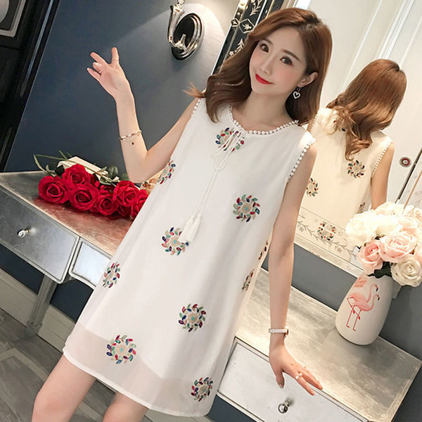 Rochie alba din sifon pentru gravide in doua modele cu maneci si fara maneci