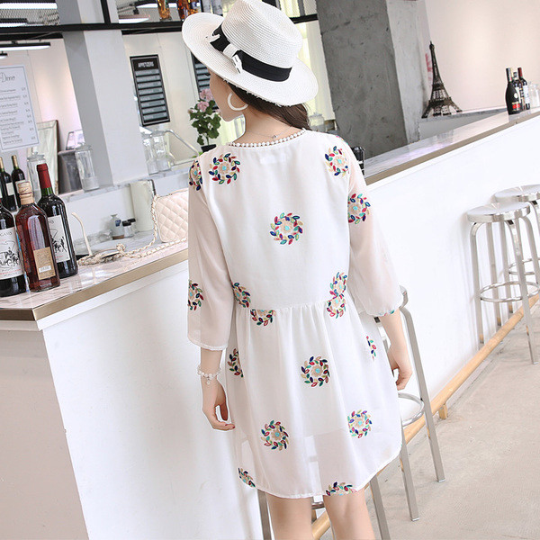 Rochie alba din sifon pentru gravide in doua modele cu maneci si fara maneci