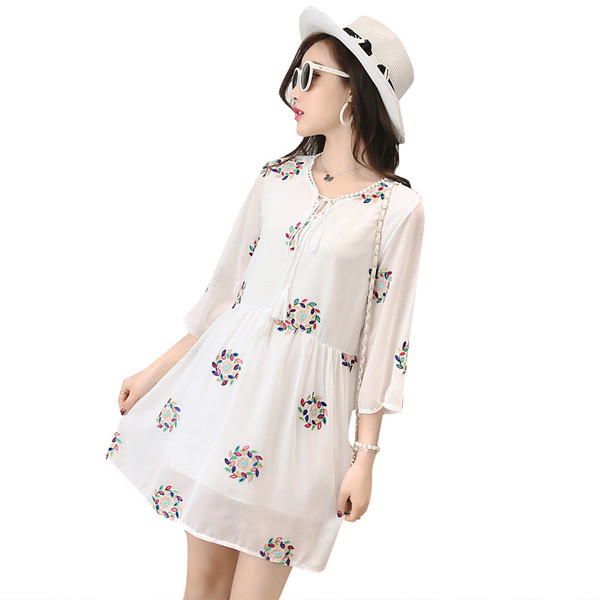 Rochie alba din sifon pentru gravide in doua modele cu maneci si fara maneci