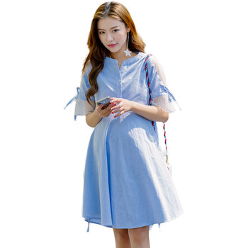 Σύντομο μπλε ριγέ φόρεμα για τις έγκυες γυναίκες σε δύο σχέδια μικρού και μεγάλου μανικιού