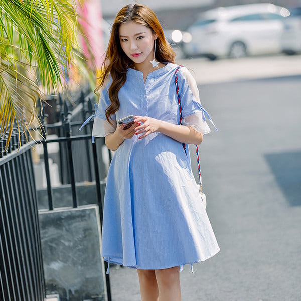 Rövid kék csíkos ruha terhes nőknek két modellben, rövid és hosszú ujjú