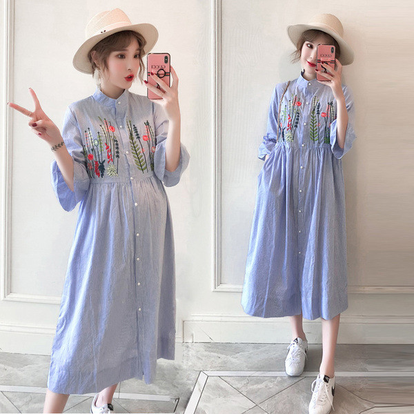 Rochie lunga cu nasturi si broderie pentru gravide