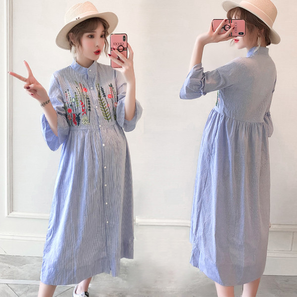 Rochie lunga cu nasturi si broderie pentru gravide