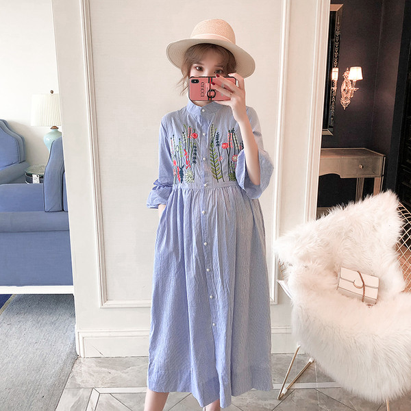 Rochie lunga cu nasturi si broderie pentru gravide