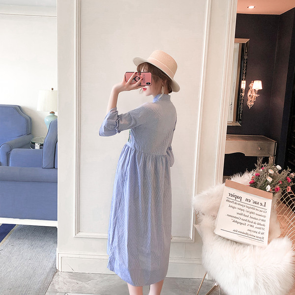 Rochie lunga cu nasturi si broderie pentru gravide