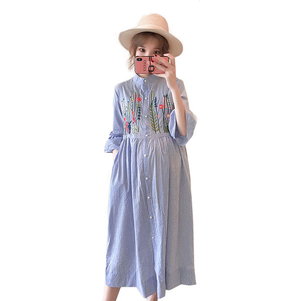 Rochie lunga cu nasturi si broderie pentru gravide