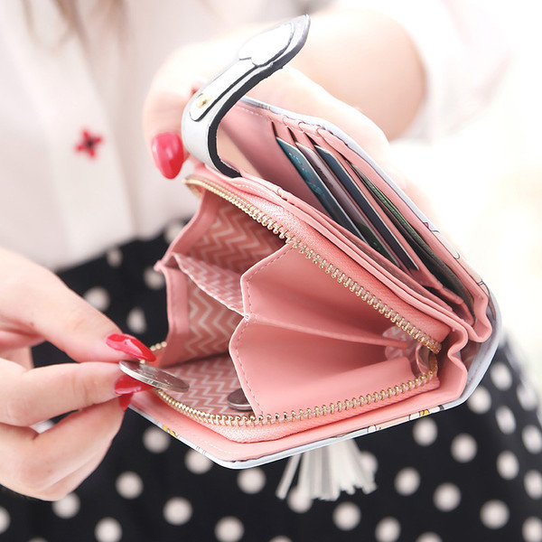 Portofel de dama cu aplicatii interesante cu ciucuri in mai multe culori