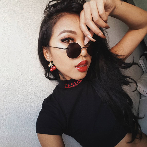 Tricou scurt, elegant, negru, cu inscripție și guler pe jumătate înalt