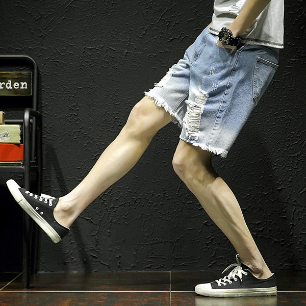 Blugi bărbați scurti rupți deasupra genunchiului